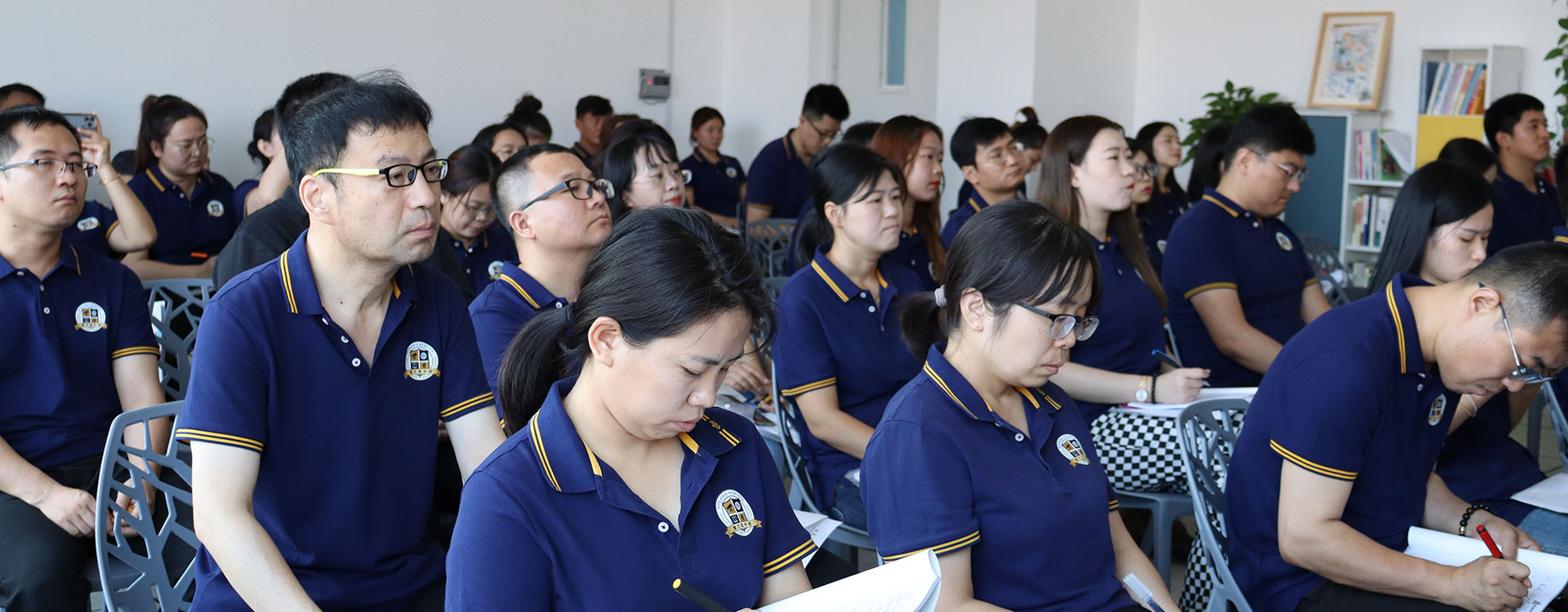 女生扒开尿口让男生用鸡鸡狂捅